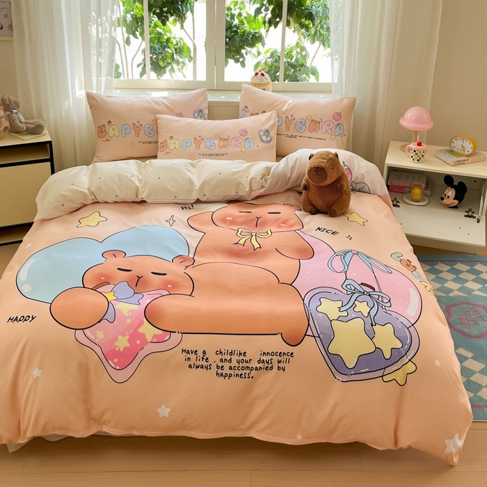 91家纺网 家纺一手货源 找家纺 博雅 2025新款全棉大版印花四件套-卡皮巴拉 许愿瓶卡皮巴拉