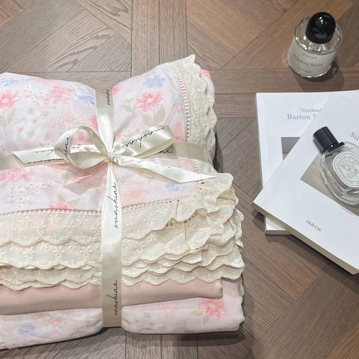 91家纺网 家纺一手货源 找家纺 荣轩家居 2025新款全棉双层纱镂空花边工艺款四件套薄雾玫瑰