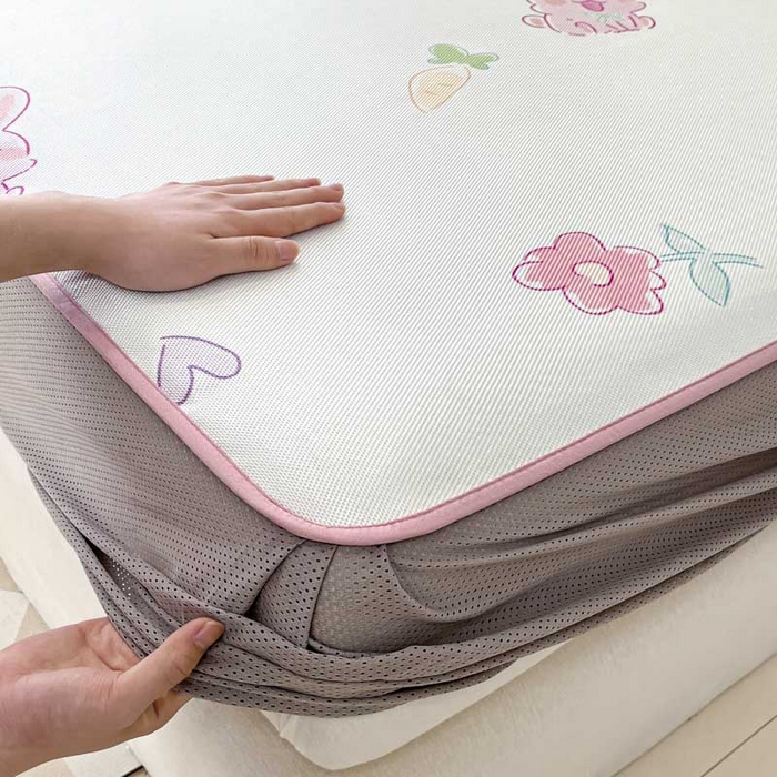 91家纺网 家纺一手货源 找家纺 鑫琪莱家纺 2025新款数码印花加密冰藤凉席三件套 床笠款-花园小兔