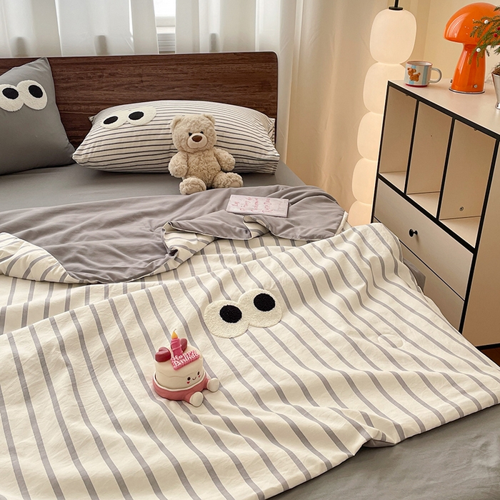 91家纺网 家纺一手货源 找家纺 桃心家居 2025新款云柔水洗棉毛巾绣大豆单夏被夏被四件套 水洗棉-大眼睛夏被灰条拿铁