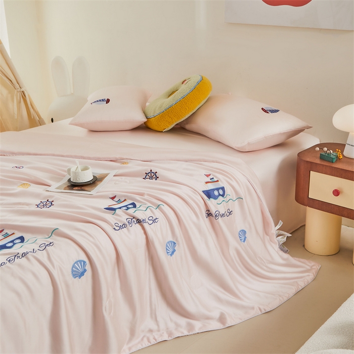 91家纺网 家纺一手货源 找家纺 雯豆家纺 2025夏季新品7A抗菌莱赛尔兰精天丝绣花刺绣夏被空调被四件套凉感被芯 帆船系列-甜杏粉