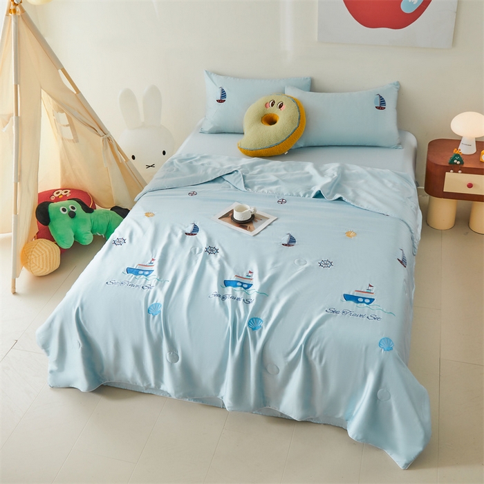 91家纺网 家纺一手货源 找家纺 雯豆家纺 2025夏季新品7A抗菌莱赛尔兰精天丝绣花刺绣夏被空调被四件套凉感被芯 帆船系列-天空蓝