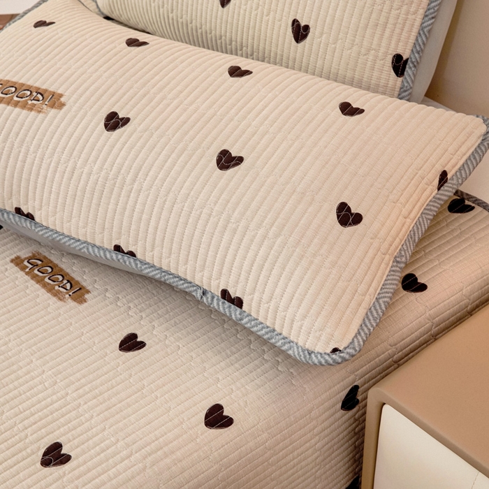 91家纺网 家纺一手货源 找家纺 情煊家纺 2025新款双面全棉夹棉床盖三件套 爱心