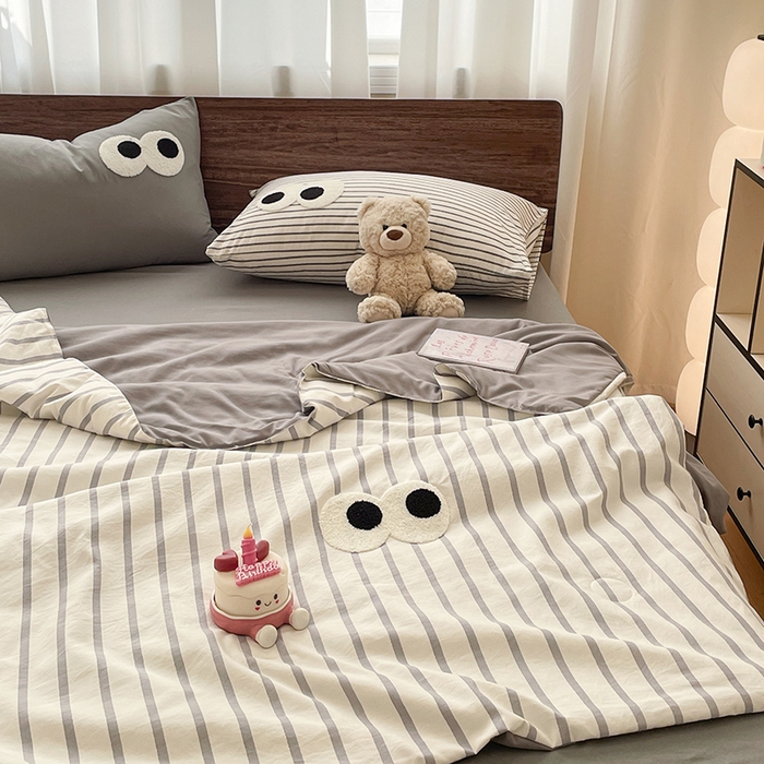 91家纺网 家纺一手货源 找家纺 桃心家居 2025新款云柔水洗棉毛巾绣大豆单夏被夏被四件套 水洗棉-大眼睛夏被灰条拿铁