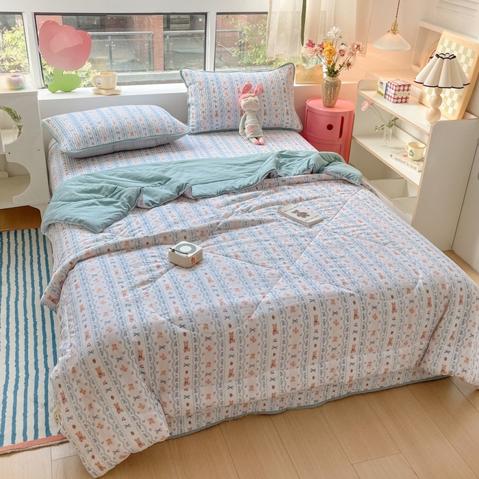 91家纺网 家纺一手货源 找家纺 老帅的工厂店2025新款a类云感双层纱7a抗菌夏被四件套 蝴蝶结熊