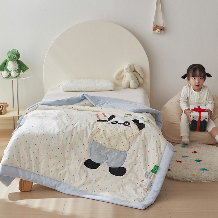 91家纺网 家纺一手货源 找家纺 荷马之梦 2025新款A类全棉双层纱贴布绣大豆儿童夏被轻芯系列 快乐熊猫