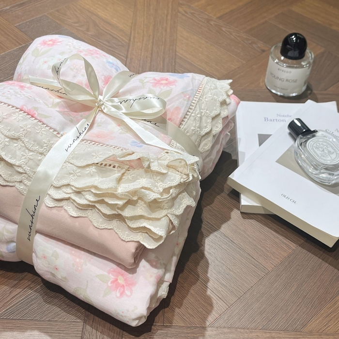 91家纺网 家纺一手货源 找家纺 荣轩家居 2025新款全棉双层纱镂空花边工艺款四件套薄雾玫瑰