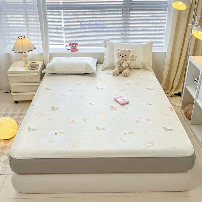 91家纺网 家纺一手货源 找家纺 鑫琪莱家纺 2025新款数码印花加密冰藤凉席三件套 床笠款-快乐丫丫