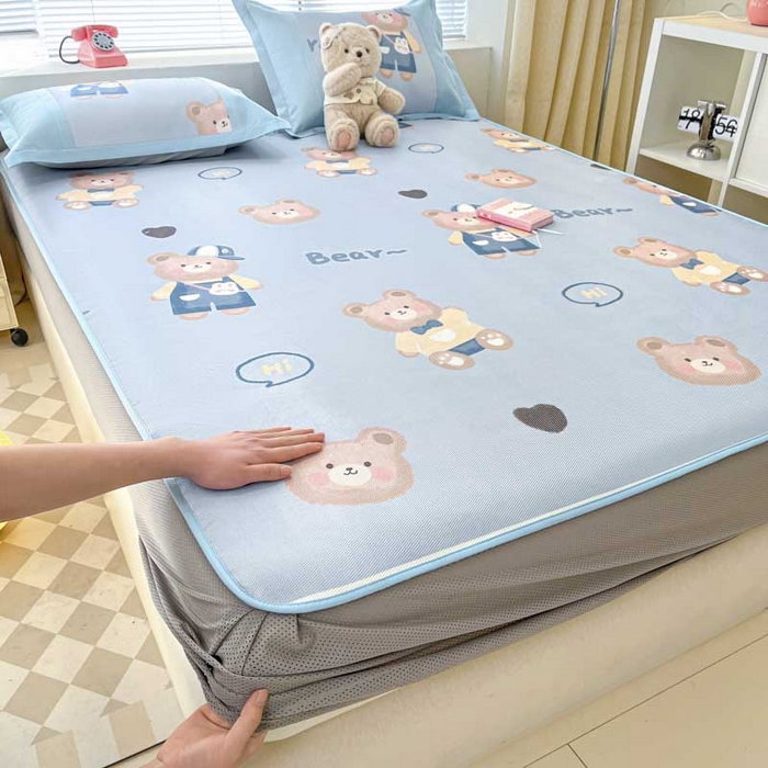 91家纺网 家纺一手货源 找家纺 鑫琪莱家纺 2025新款数码印花加密冰藤凉席三件套 床笠款-书院小熊