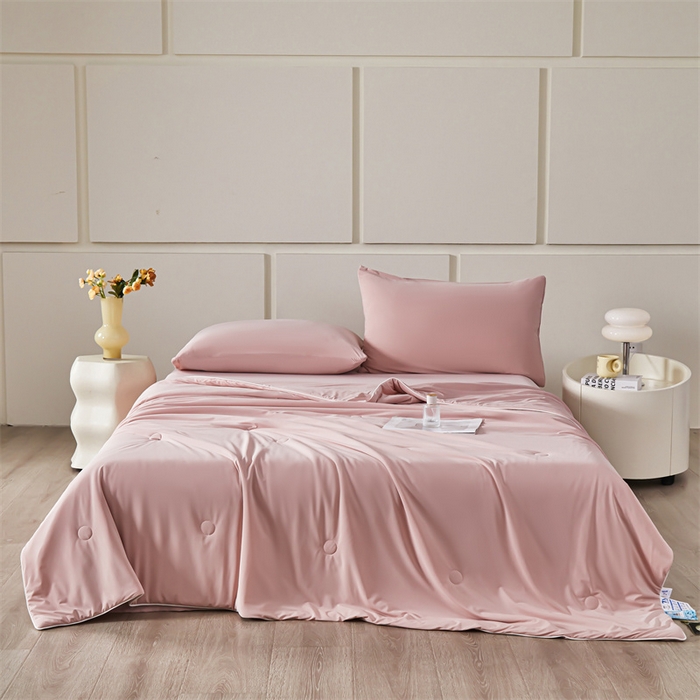 91家纺网 家纺一手货源 找家纺 雯豆家纺 2025夏季新品7A抗菌氨纶凉感丝夏凉被冰丝双人抑菌薄款透气薄被芯 冻冻凉感夏被-烟霞粉