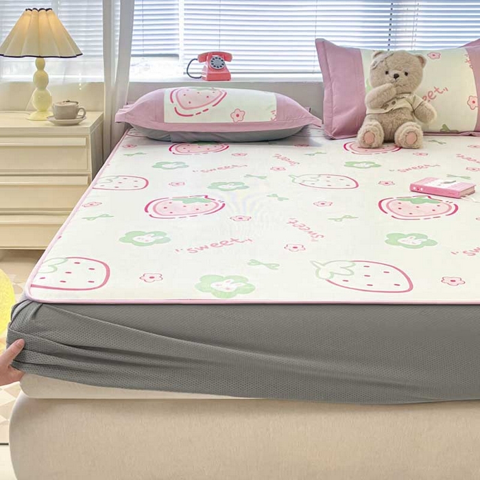 91家纺网 家纺一手货源 找家纺 鑫琪莱家纺 2025新款数码印花加密冰藤凉席三件套 床笠款-甜心草莓