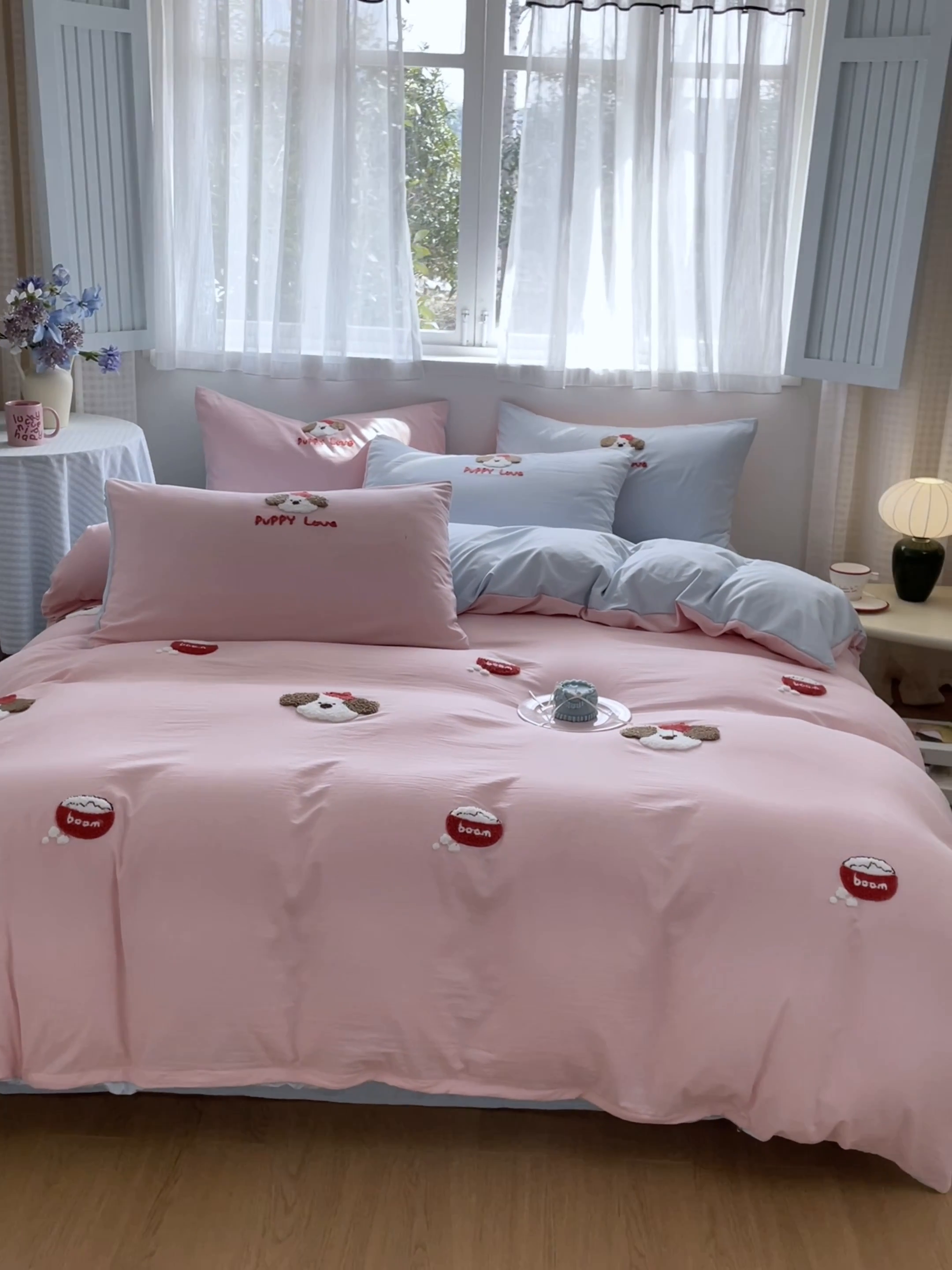 91家纺网 家纺一手货源 找家纺 星座家纺 2025新款水洗棉毛巾绣四件套 红帽小狗 粉蓝