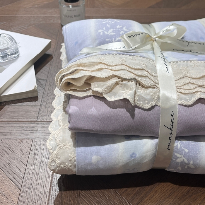 91家纺网 家纺一手货源 找家纺 荣轩家居 2025新款全棉双层纱镂空花边工艺款四件套薄荷花影