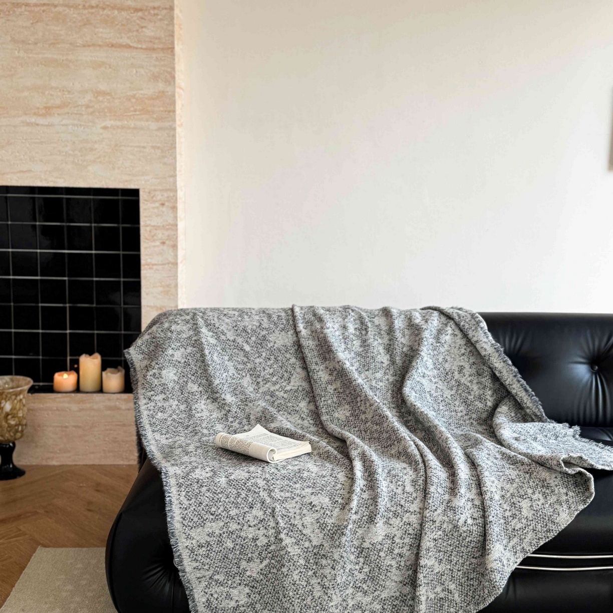 91家纺网 家纺一手货源 找家纺 金丝鸟家纺 2025春夏新款高端羊毛混纺盖毯毯子盖毯多功能盖毯飞机毯 利文浅灰