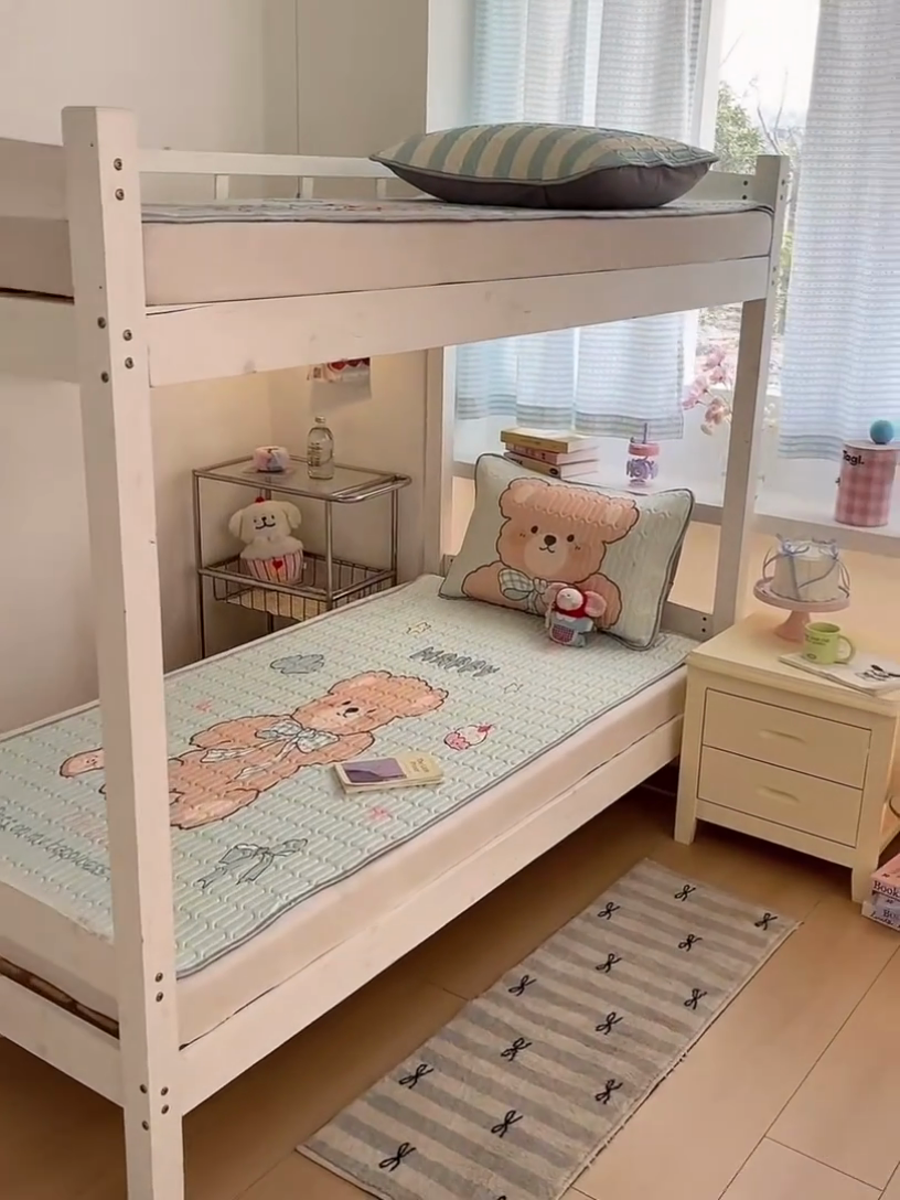 91家纺网 家纺一手货源 找家纺 川悦生活 2025新款大阪宿舍凉感丝凉席 奶芙熊仔