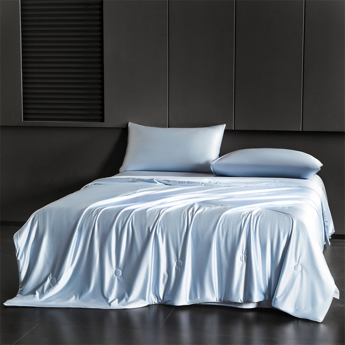 91家纺网 家纺一手货源 找家纺 雯豆家纺 2025夏季新品锦纶+氨纶高档冰丝凉感夏被空调被7A抗菌薄被芯 冰芙绸夏被-挪威蓝