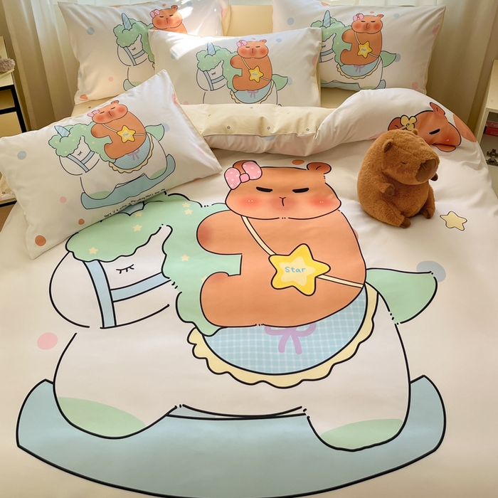 91家纺网 家纺一手货源 找家纺 博雅 2025新款全棉大版印花四件套-卡皮巴拉 木马卡皮巴拉