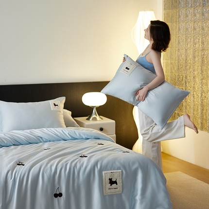 91家纺网 家纺一手货源 找家纺 初拾 2025新款60s兰精天丝四件套—樱桃奇奇 樱桃奇奇-海水蓝