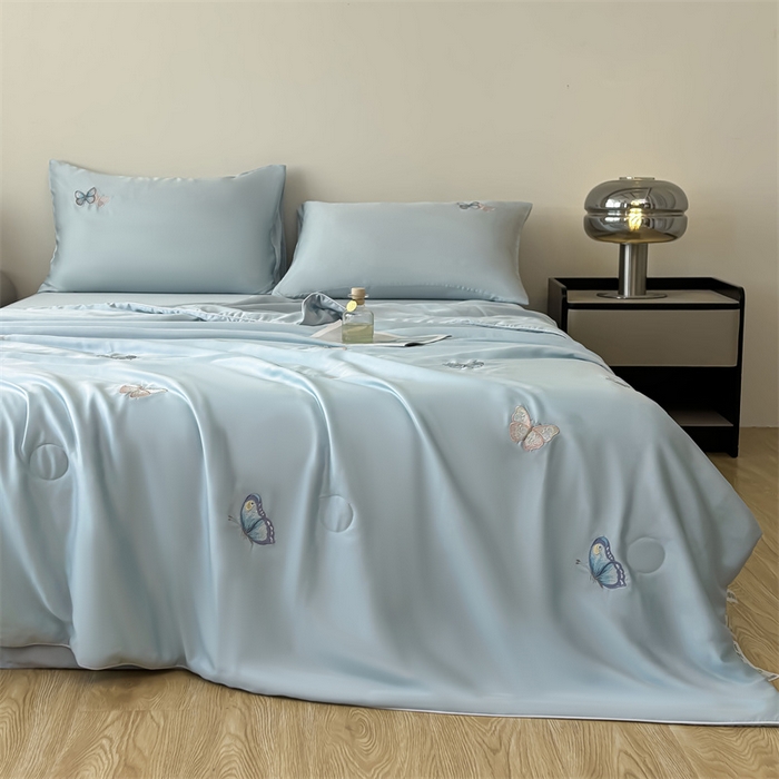 91家纺网 家纺一手货源 找家纺 雯豆家纺 2025夏季新品莱赛尔兰精天丝绣花刺绣夏被空调被四件套冰丝凉感薄被子 蝴蝶系列-雾霾蓝