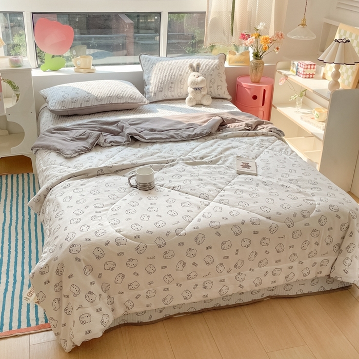 91家纺网 家纺一手货源 找家纺 老帅的工厂店2025新款a类云感双层纱7a抗菌夏被四件套 猫咪