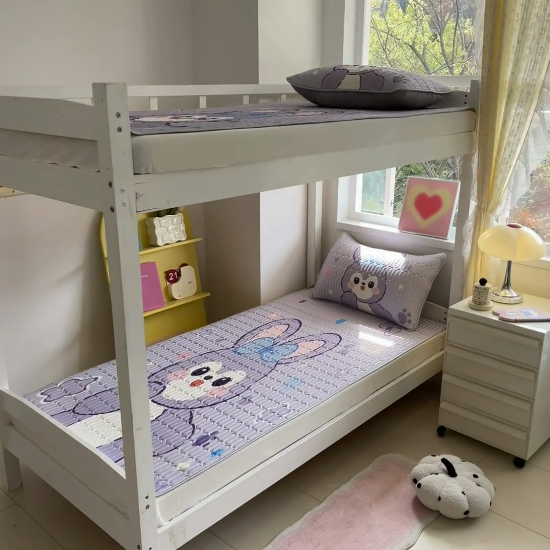 91家纺网 家纺一手货源 找家纺 川悦生活 2025新款大阪宿舍凉感丝凉席 米哈小兔