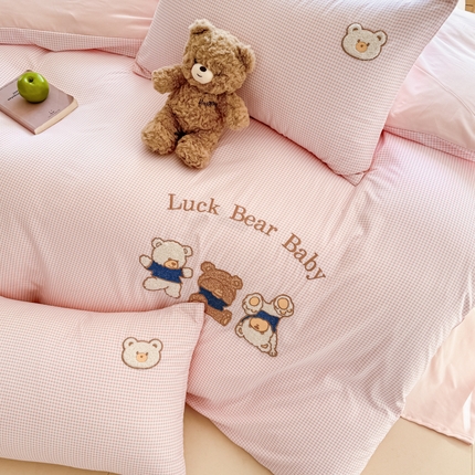 91家纺网 家纺一手货源 找家纺 2025春夏新款水洗棉刺绣四件套-三只小熊 粉格三只小熊