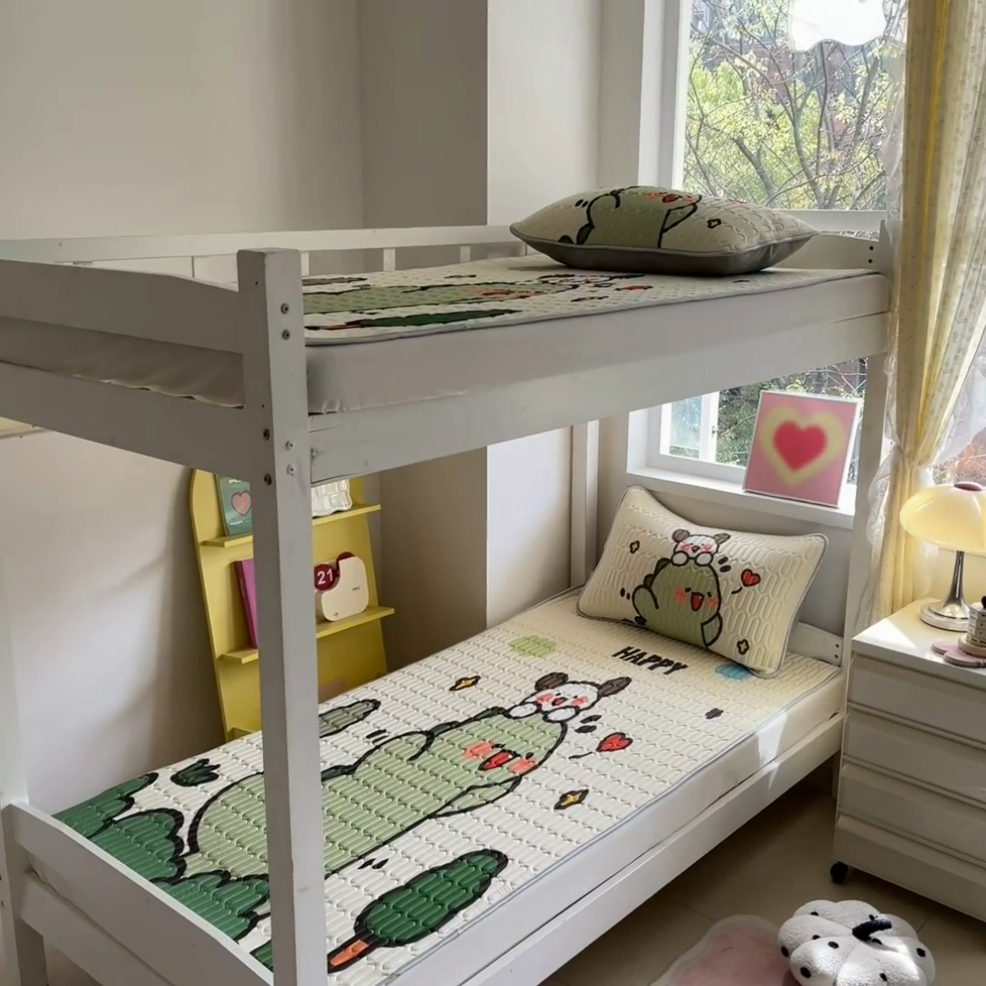 91家纺网 家纺一手货源 找家纺 川悦生活 2025新款大阪宿舍凉感丝凉席 哈哈恐龙