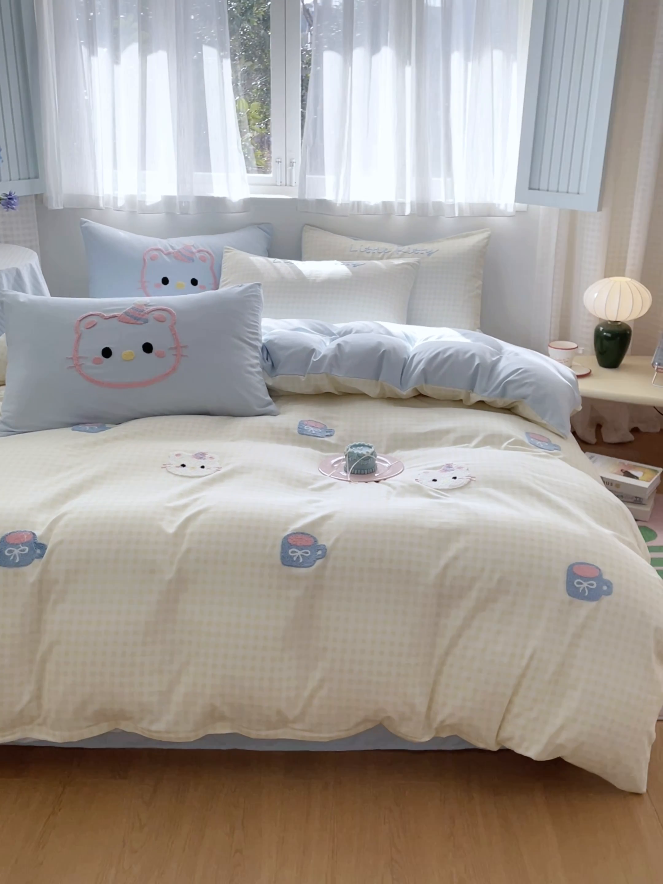 91家纺网 家纺一手货源 找家纺 星座家纺 2025新款水洗棉毛巾绣四件套 笑脸KT 浅黄