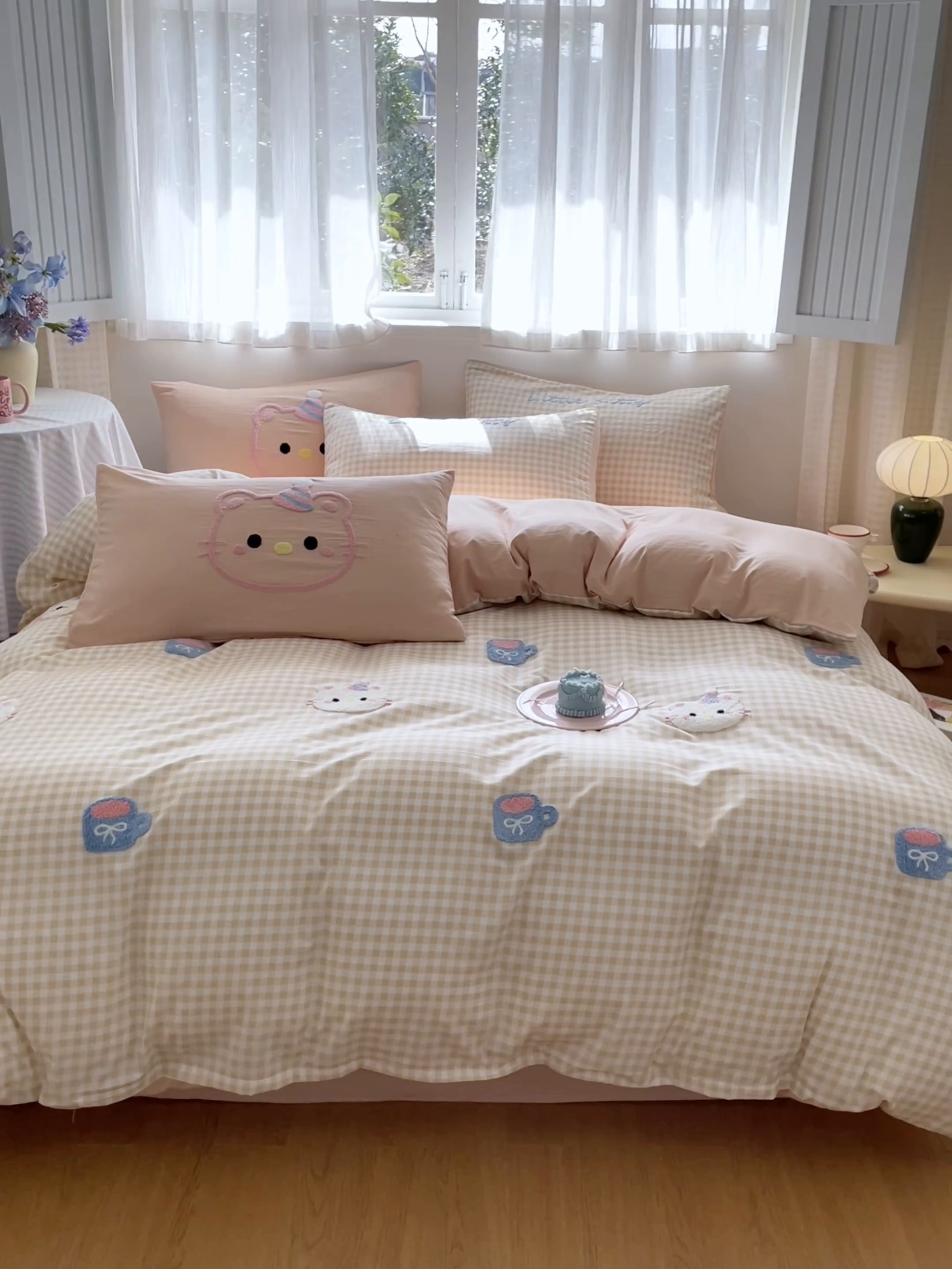 91家纺网 家纺一手货源 找家纺 星座家纺 2025新款水洗棉毛巾绣四件套 笑脸KT 杏格