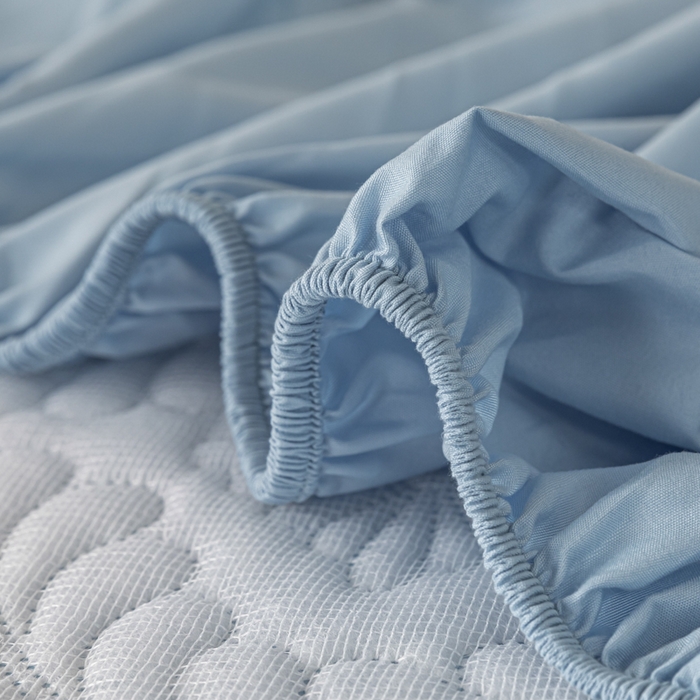 91家纺网 家纺一手货源 找家纺 梵克保罗 2025新款简约纯色水洗棉防水夹棉床笠 海洋蓝