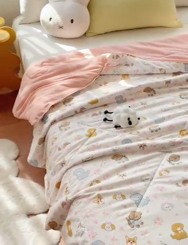 91家纺网 家纺一手货源 找家纺 梦恬佳 2025新款A类水洗皱皱棉夏凉被 灰萌小狗