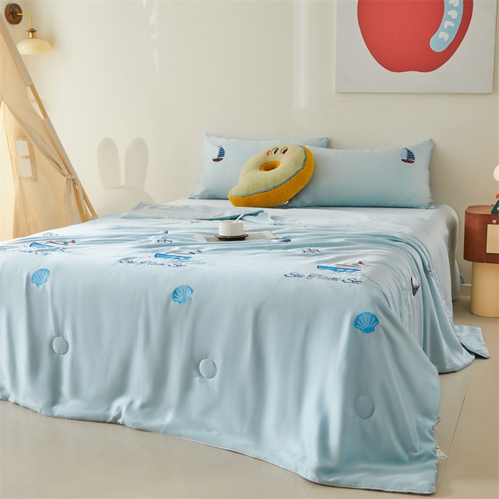 91家纺网 家纺一手货源 找家纺 雯豆家纺 2025夏季新品7A抗菌莱赛尔兰精天丝绣花刺绣夏被空调被四件套凉感被芯 帆船系列-天空蓝