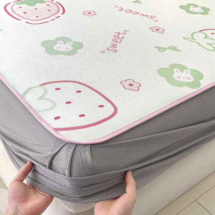 91家纺网 家纺一手货源 找家纺 鑫琪莱家纺 2025新款数码印花加密冰藤凉席三件套 床笠款-甜心草莓