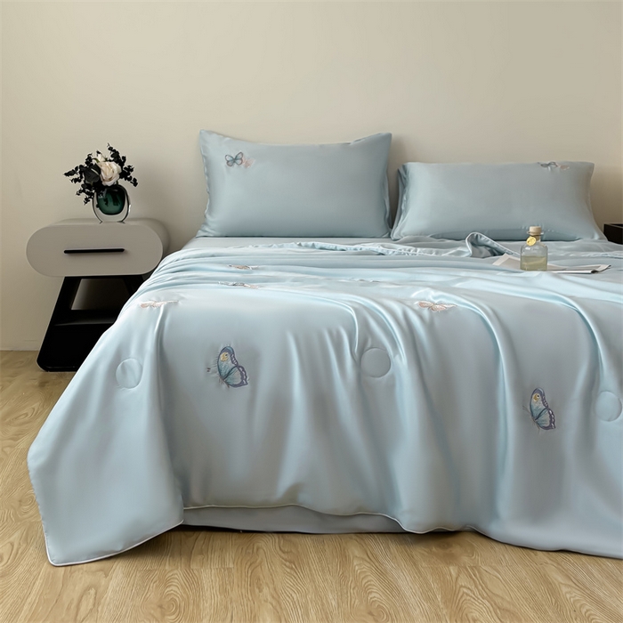 91家纺网 家纺一手货源 找家纺 雯豆家纺 2025夏季新品莱赛尔兰精天丝绣花刺绣夏被空调被四件套冰丝凉感薄被子 蝴蝶系列-雾霾蓝