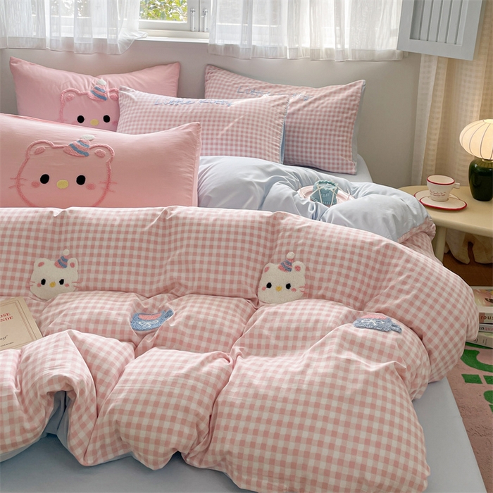 91家纺网 家纺一手货源 找家纺 星座家纺 2025新款水洗棉毛巾绣四件套 笑脸KT 粉蓝