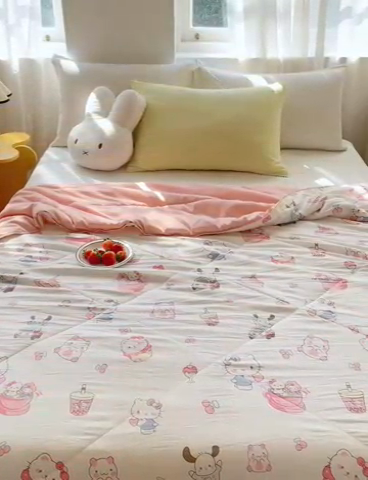 91家纺网 家纺一手货源 找家纺 梦恬佳 2025新款A类水洗皱皱棉夏凉被 粉色奶猫