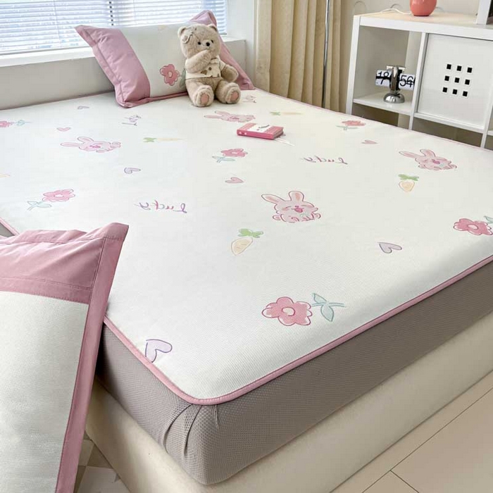 91家纺网 家纺一手货源 找家纺 鑫琪莱家纺 2025新款数码印花加密冰藤凉席三件套 床笠款-花园小兔