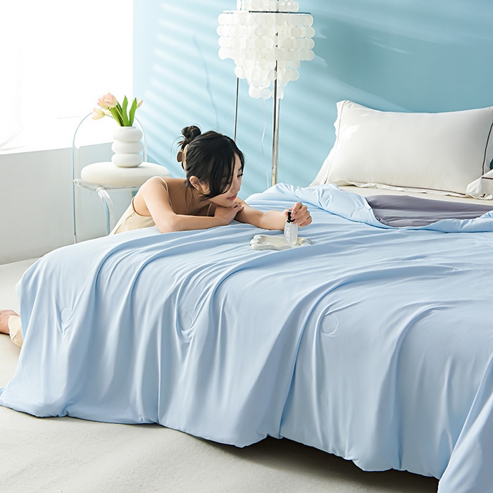 91家纺网 家纺一手货源 找家纺 益多眠 2025年新款凉感丝双拼夏被夏凉被被子被芯 天蓝灰