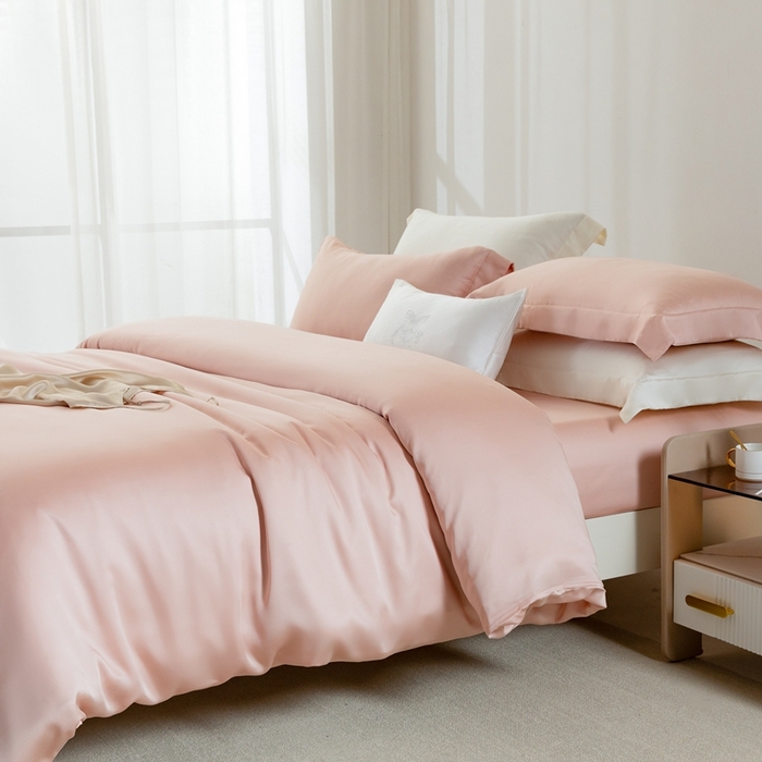 91家纺网 家纺一手货源 找家纺 121  2025新款60s支进口兰精天丝四件套-秋风QIUFENG系列（场景二） 蜜裸粉