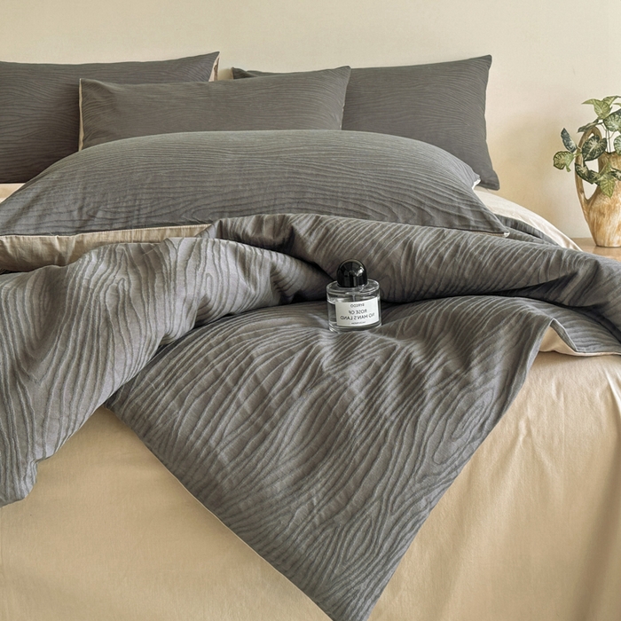 91家纺网 家纺一手货源 找家纺 欣晴家纺 2025新款亲肤水洗棉简约大提花四件套 浅灰+米驼