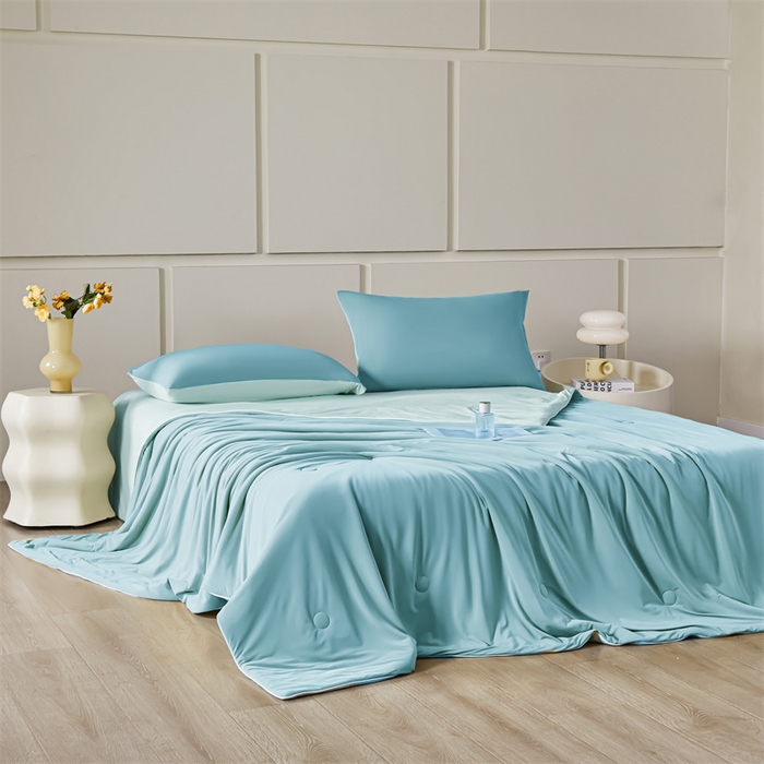 91家纺网 家纺一手货源 找家纺 雯豆家纺 2025夏季新品7A抗菌氨纶凉感丝夏凉被冰丝双人抑菌薄款透气薄被芯 冻冻凉感夏被-云天蓝+星云蓝