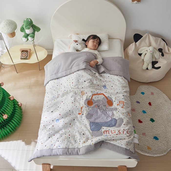 91家纺网 家纺一手货源 找家纺 荷马之梦 2025新款A类全棉双层纱贴布绣大豆儿童夏被轻芯系列 音乐小象