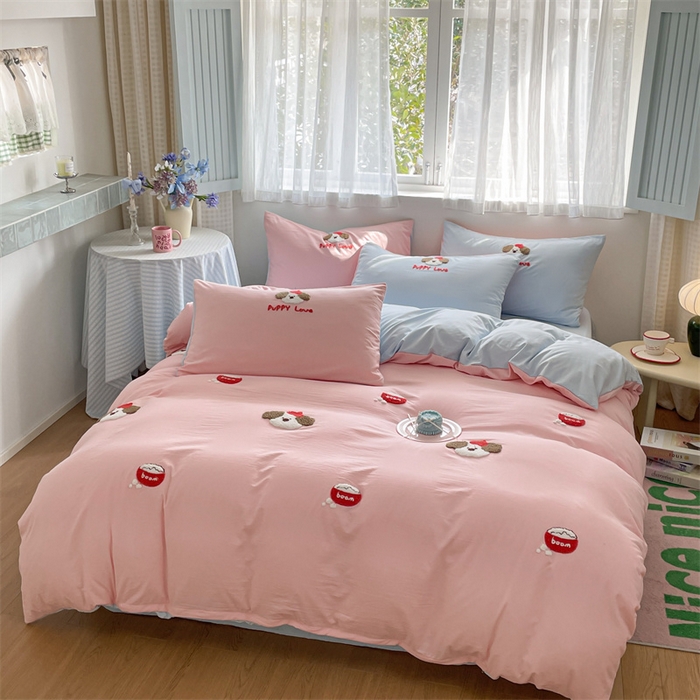 91家纺网 家纺一手货源 找家纺 星座家纺 2025新款水洗棉毛巾绣四件套 红帽小狗 粉蓝