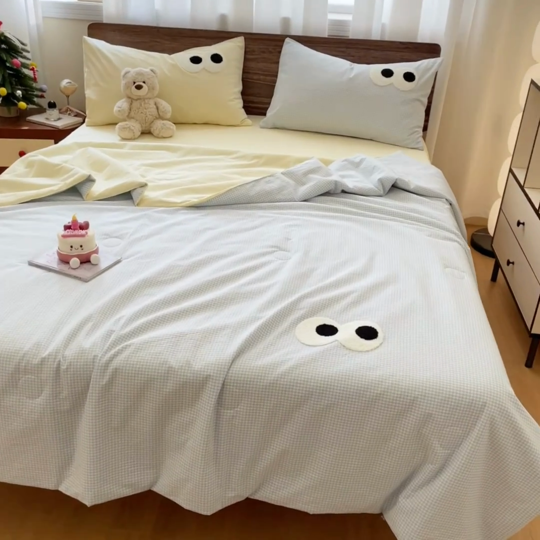 91家纺网 家纺一手货源 找家纺 桃心家居 2025新款云柔水洗棉毛巾绣大豆单夏被夏被四件套 水洗棉-大眼睛夏被小蓝格奶黄
