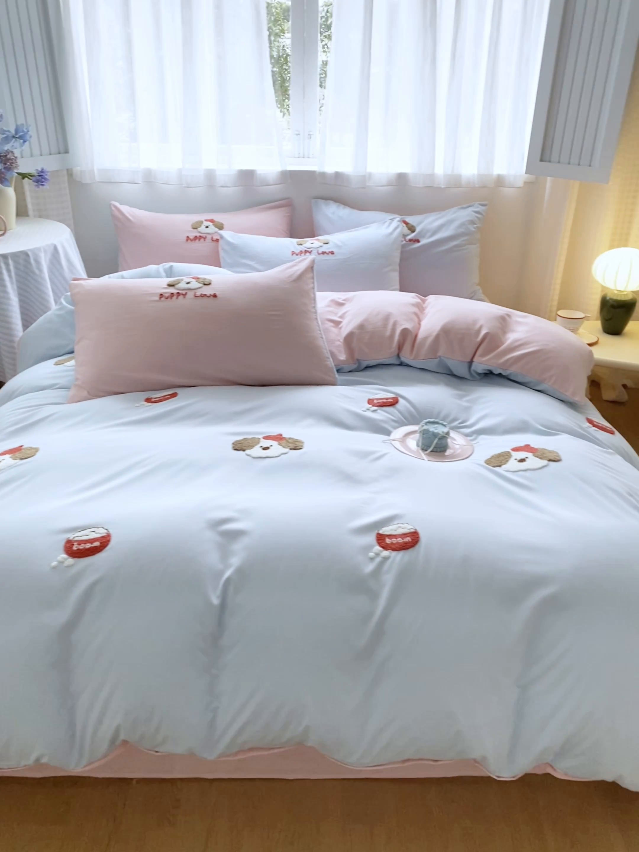 91家纺网 家纺一手货源 找家纺 星座家纺 2025新款水洗棉毛巾绣四件套 红帽小狗 蓝粉