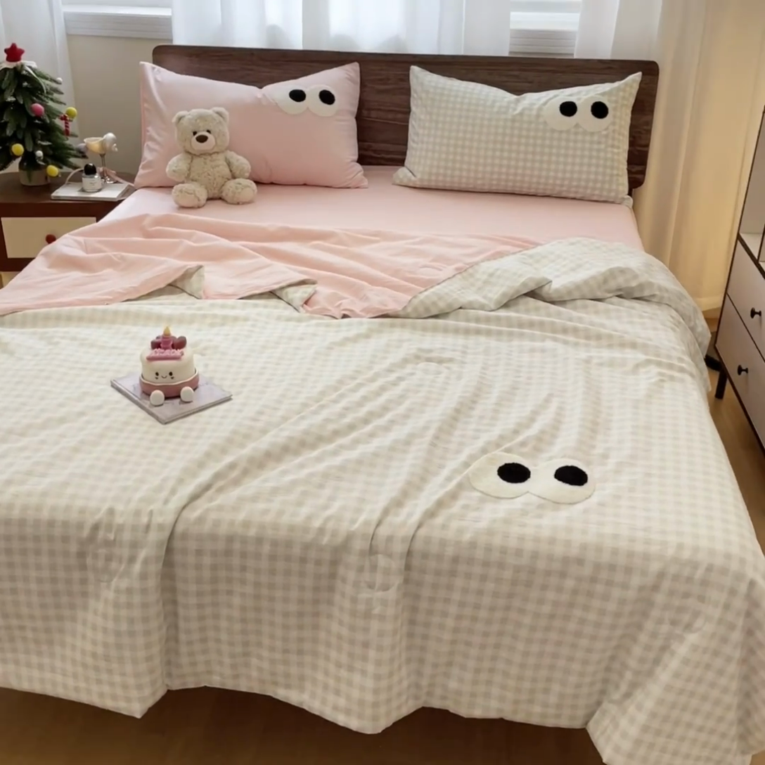 91家纺网 家纺一手货源 找家纺 桃心家居 2025新款云柔水洗棉毛巾绣大豆单夏被夏被四件套 水洗棉-大眼睛夏被绿格粉粉