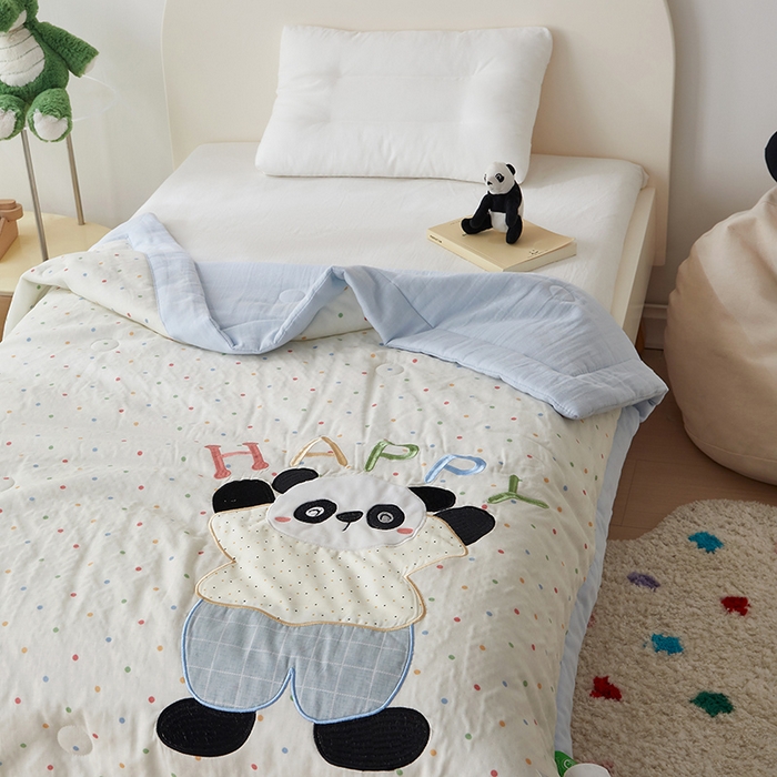 91家纺网 家纺一手货源 找家纺 荷马之梦 2025新款A类全棉双层纱贴布绣大豆儿童夏被轻芯系列 快乐熊猫