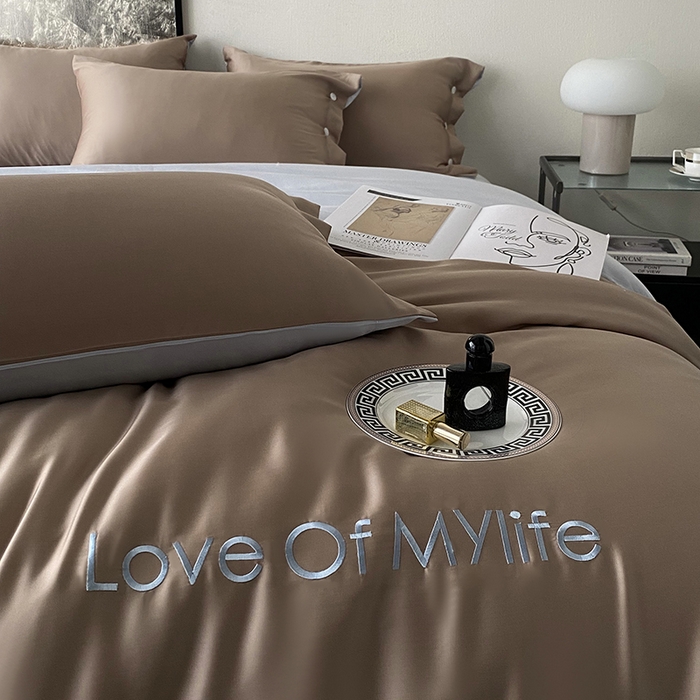 91家纺网 家纺一手货源 找家纺 优悦 2025新款冰丝印花刺绣双拼四件套-漫心 暮山棕