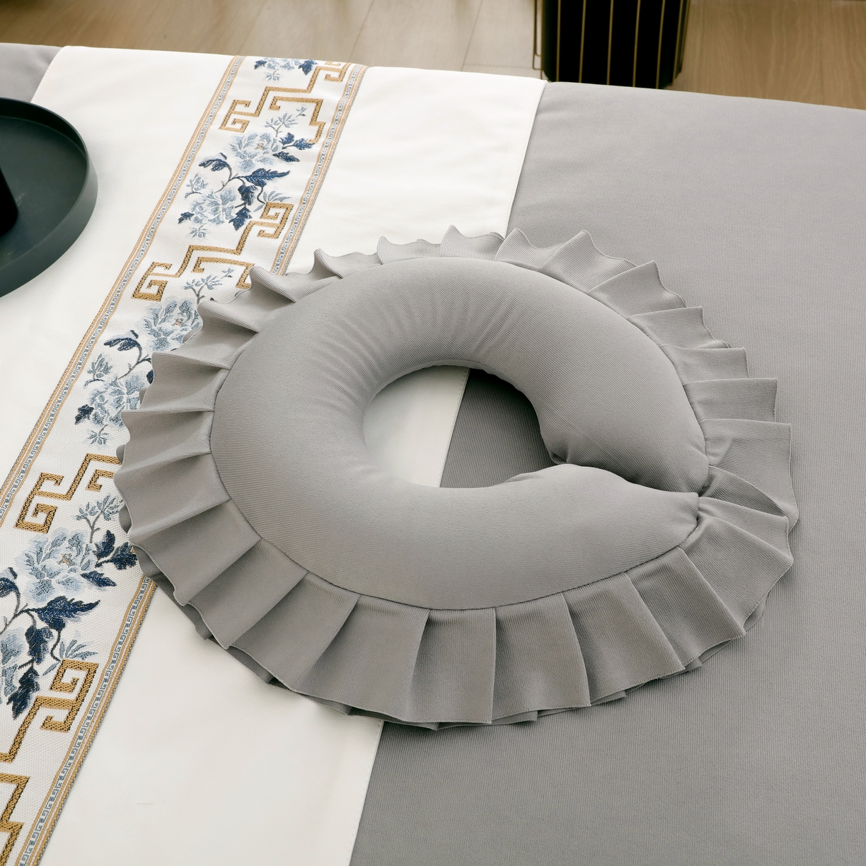 91家纺网 家纺一手货源 找家纺 千姿坊美 容床罩 2025新款永恒美 容床四件套 601永恒灰色