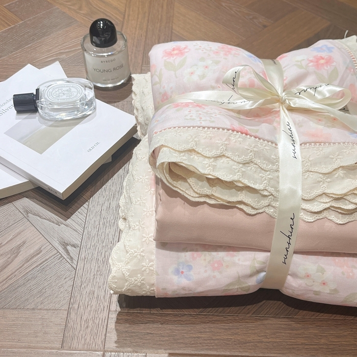 91家纺网 家纺一手货源 找家纺 荣轩家居 2025新款全棉双层纱镂空花边工艺款四件套薄雾玫瑰